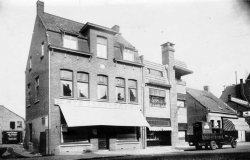 Bij het café en expeditiebedrijf (coll. HKK Klein-Hasselt)