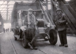 Piet Janssen en Piet Heesmans op de brug bij Venlo (Bron: Deurnewiki)