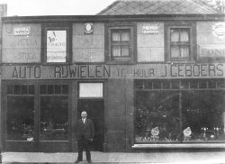 Jan Geboers voor zijn rijwielhandel - autoverhuur, c. 1920 (collectie J. Versteegen)