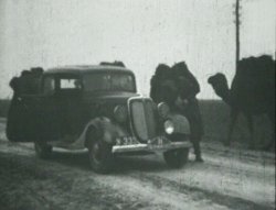 Het team passeert de kamelenkaravaan