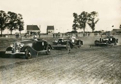 Vooraan J. v.d. Meulen, als derde Van Abbe tijdens de grasbaanrennen in Beek (L.), 20 aug. 1933