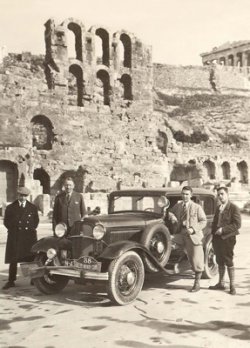 Onder de Acropolis