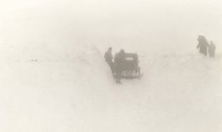 Vast in sneeuw en mist