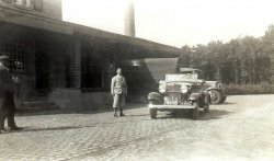 N-4705 Jac van der Meulen bij zijn Ford V8