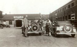 N-4705 De man met de pet is Jac. De linker auto heeft het Friese kenteken B-4, op naam van Meine Barteles Vries
