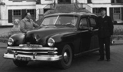 Kaiser met landelijk kenteken, 1953 (foto: Fotopersbureau Het Zuiden. Coll. BHIC 1634-005845)