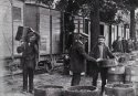 C. de Bie (met strohoed) ziet toe op het laden van frambozen, 1910.