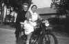Zudter van Wijmgaarden en Lies van de Loo op de Royal Enfield, c. 1950 (collectie Museum de Vier Quartieren Oirschot)